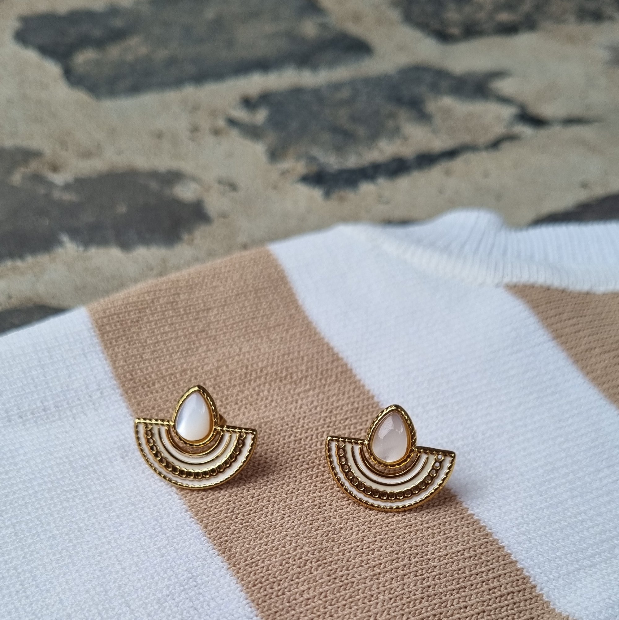 An stone white earrings